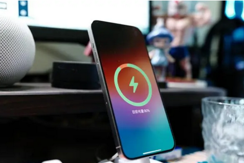 房山苹果15换屏服务分享用什么充电器给iPhone15充电更好 